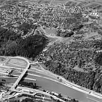 Luftaufnahme Berkheims vom Norden, im Vordergrund die Konrad-Adenauer-Brücke, die Aufsteigsstraße ist noch nicht gebaut, 1970er Jahre